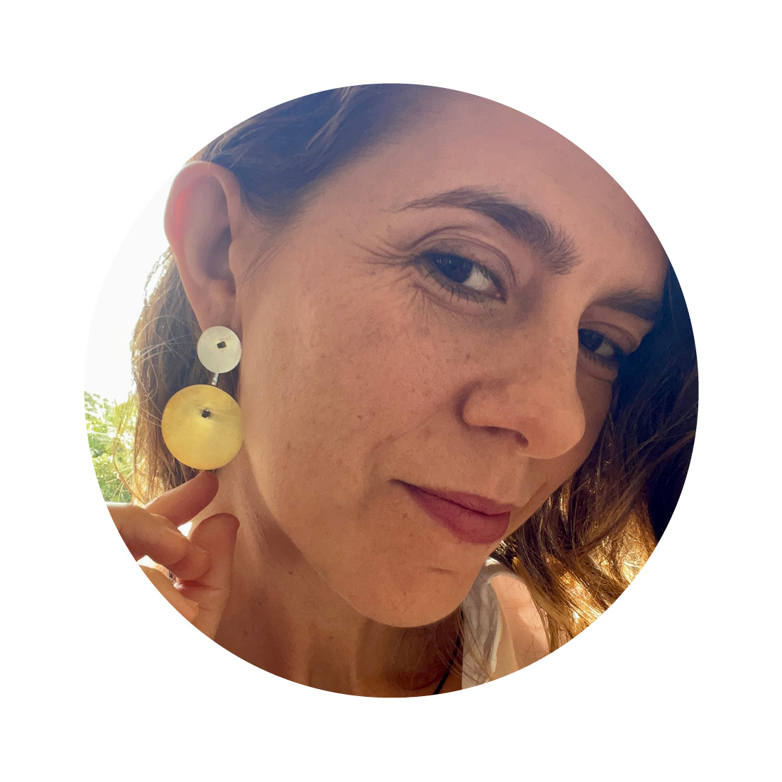 O Brinco una Orbitas tem duas chapas circulares, uma pequena em prata fosca, conectada a um pino quadrado e haste com banho de ródio, e outra grande com banho de ouro 750, que fica pendurada, conectada por esta haste.