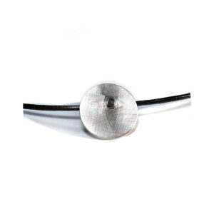 O Colar una Ar é feito com fio de couro preto, com pingente em chapa circular fosca, sustentada por um pino quadrado, banhado em ródio negro.