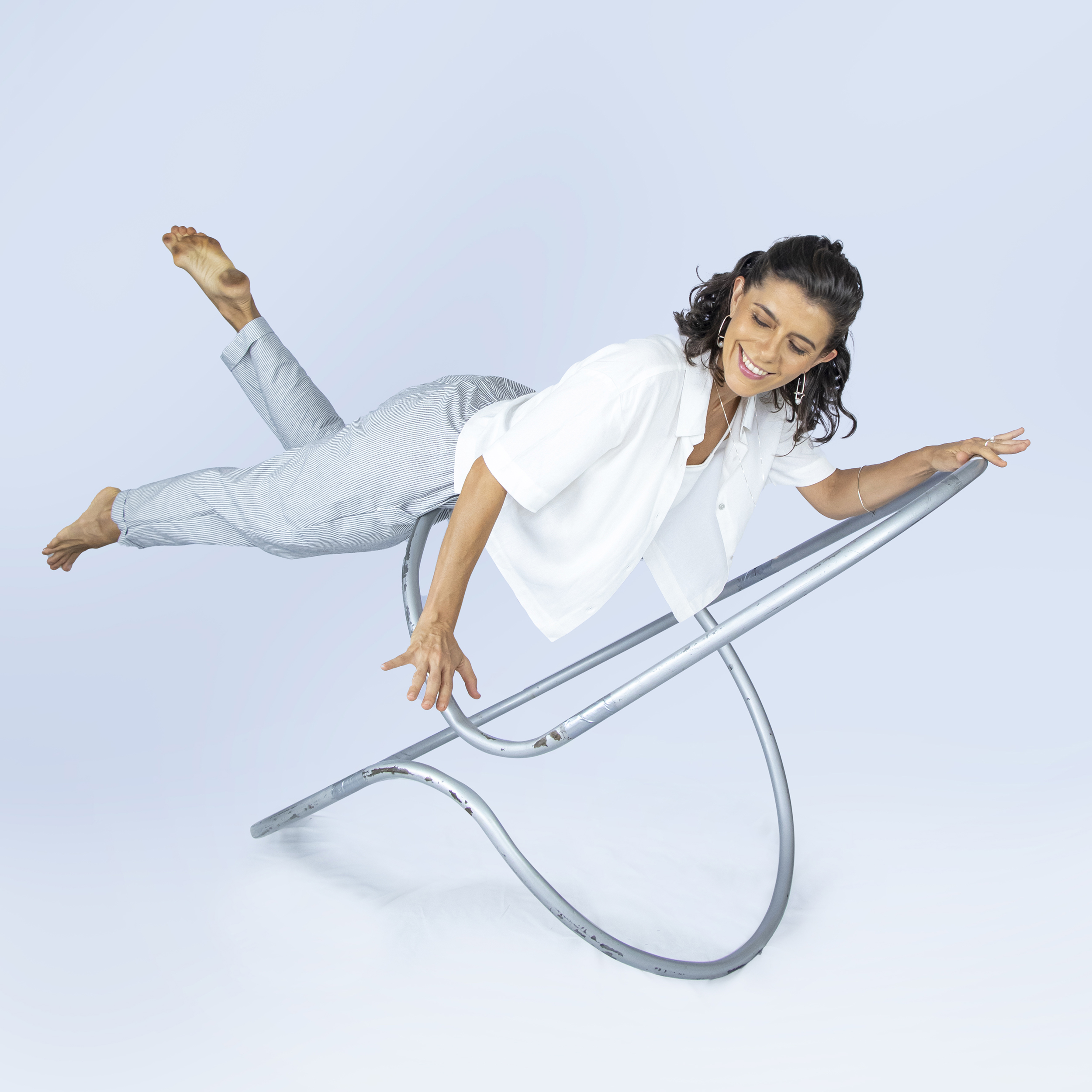 Violeta está equilibrada no objeto Ovo.Lar com as joias da coleção